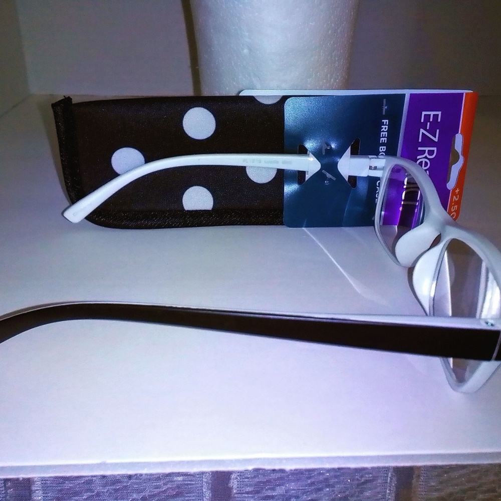 E-Z READERS +2.50 NEW WITH CASE